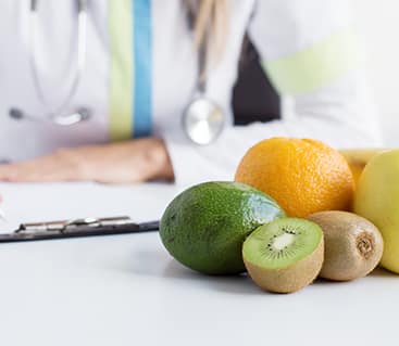 פירות מונחים על שולחן רופא